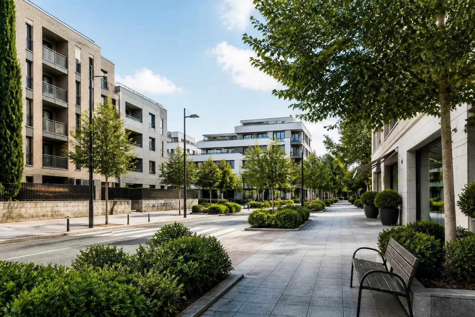 Calle tranquila de Alcobendas con edificios residenciales.