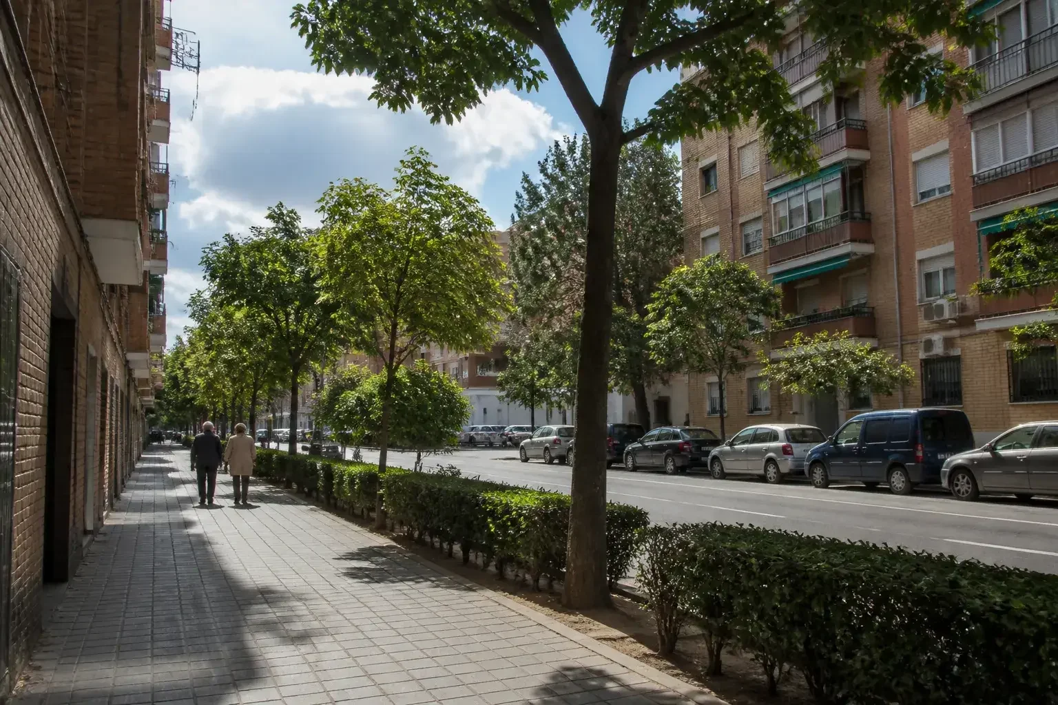Avenida residencial de Getafe con ambiente de barrio.