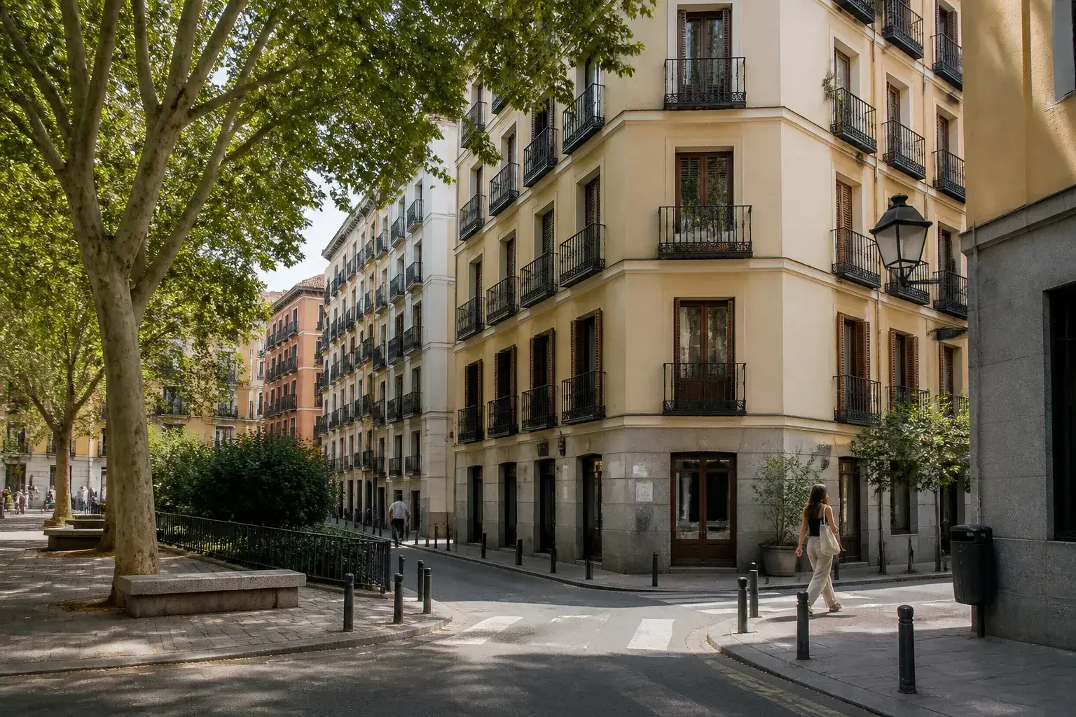Calle madrileña con fachadas clásicas y ambiente urbano.